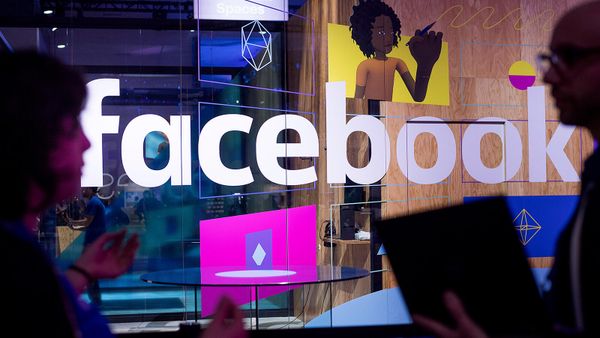 Участники конференции перед стендом на ежегодной конференции разработчиков Facebook F8 (18 апреля 2017). Сан-Хосе - Sputnik Армения