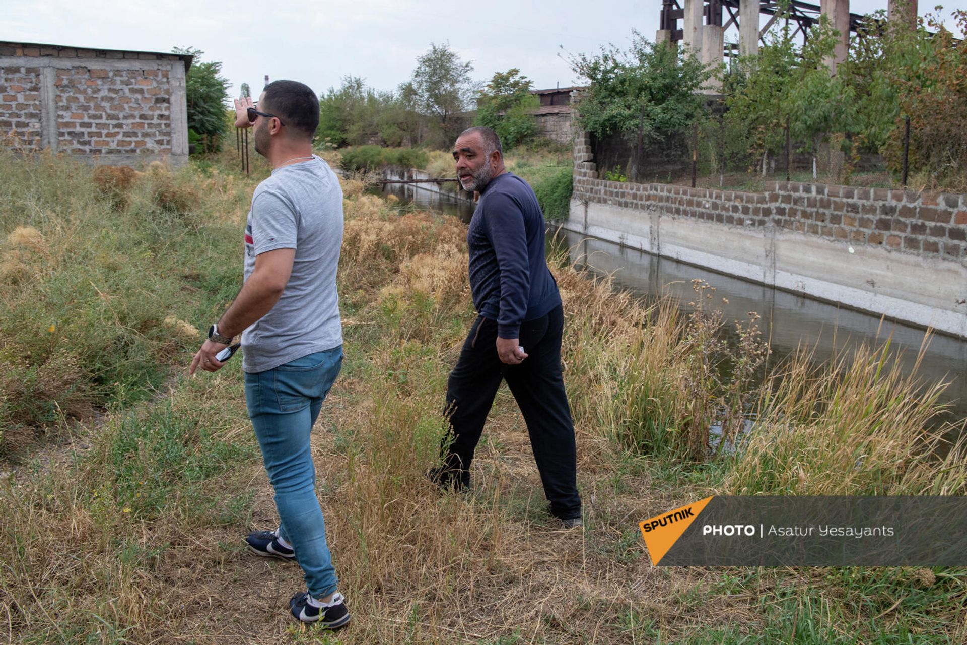 Жители близлежащих домов по дороге к свиноферме Ви Ар Агро - Sputnik Արմենիա, 1920, 05.10.2021