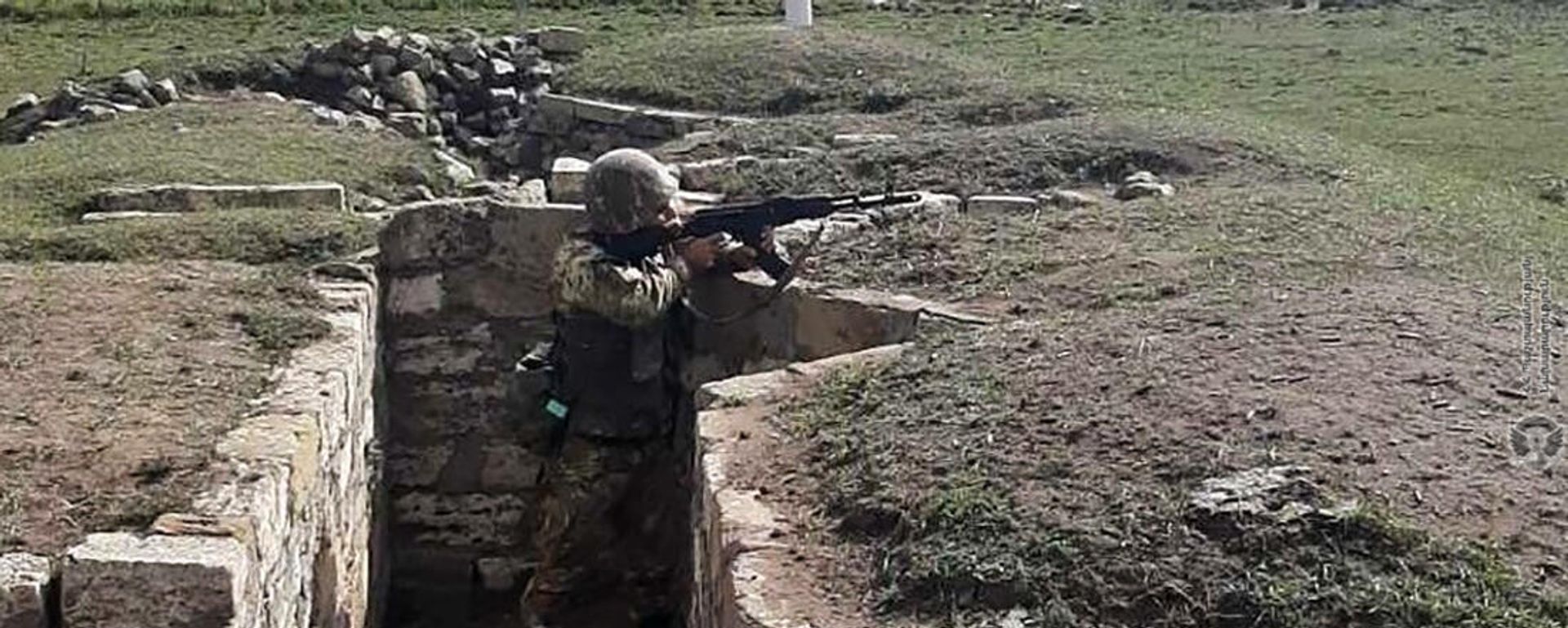 Армянский военнослужащий на боевой позиции Армянский военнослужащий на боевой позиции - Sputnik Արմենիա, 1920, 16.10.2021