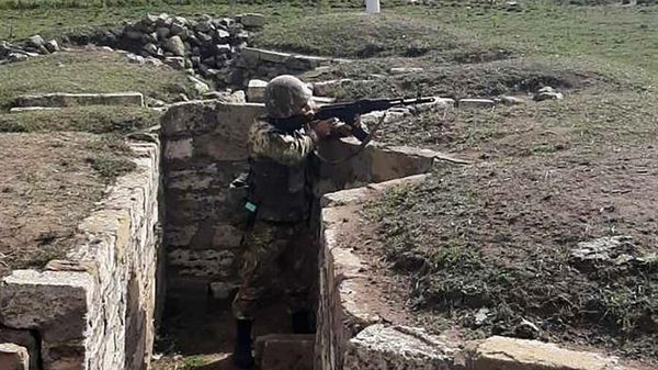 Армянский военнослужащий на боевой позиции - Sputnik Армения