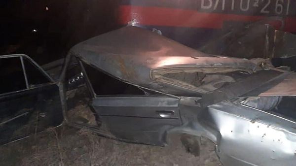 Автомобиль Жигули после столкновения с товарным поездом на железнодорожном переезде на участке Арташат-Арарат  - Sputnik Армения