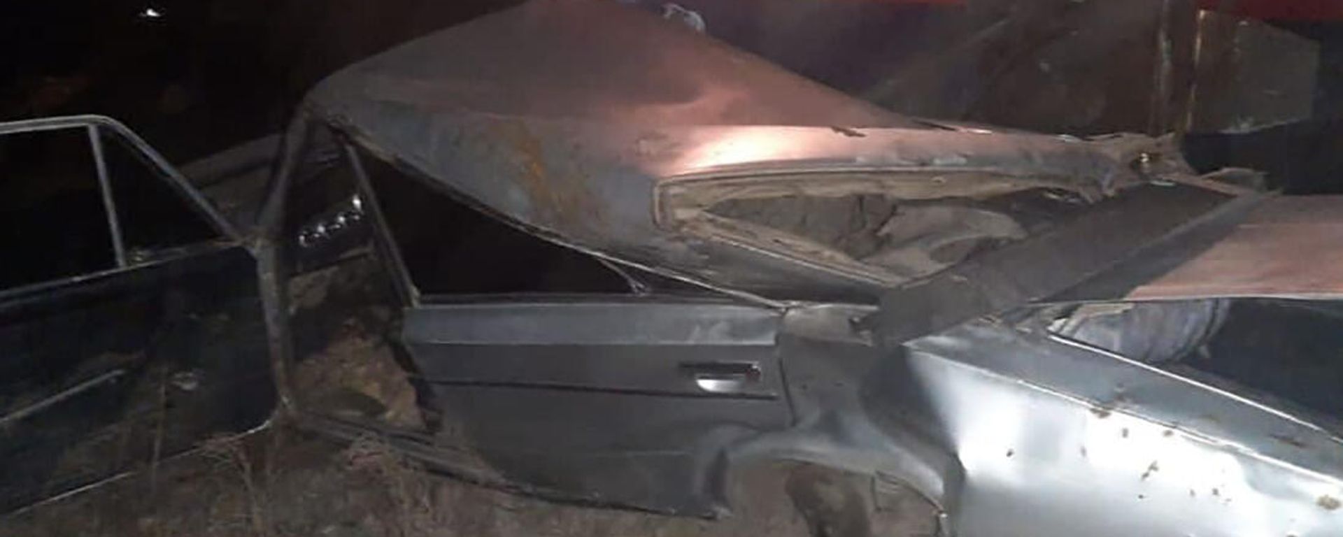 Автомобиль Жигули после столкновения с товарным поездом на железнодорожном переезде на участке Арташат-Арарат  - Sputnik Армения, 1920, 06.10.2021