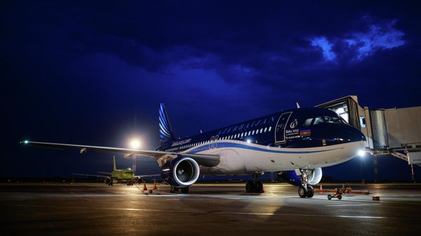 Самолет авиакомпании Azal на стоянке международного терминала B аэропорта Толмачёво в Новосибирске - Sputnik Армения