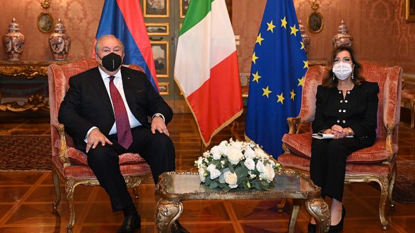 Президент Армении Армен Саркисян встретился с председателем Сената Италии Марией Элизабетой Казелати (6 октября 2021). Рим - Sputnik Армения