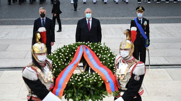 Президент Армении возложил венок и воздал дань уважения у Алтаря отечества. - Sputnik Արմենիա
