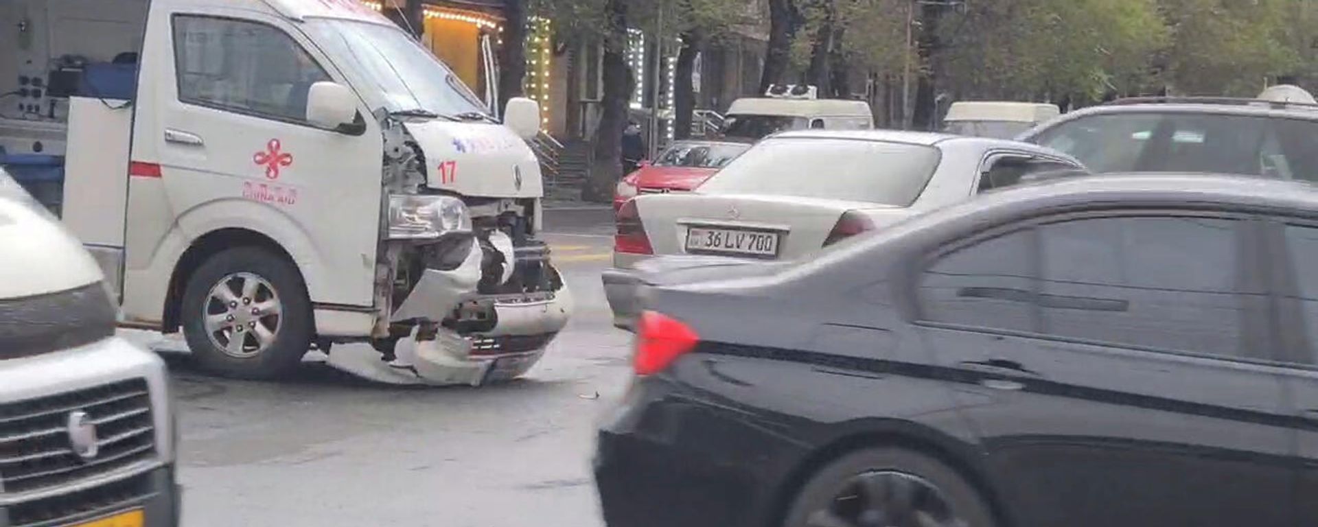 Կոմիտաս-Վաղարշյան խաչմերուկում շտապօգնության ավտոմեքենա է վթարի ենթարկվել - Sputnik Արմենիա, 1920, 05.10.2021
