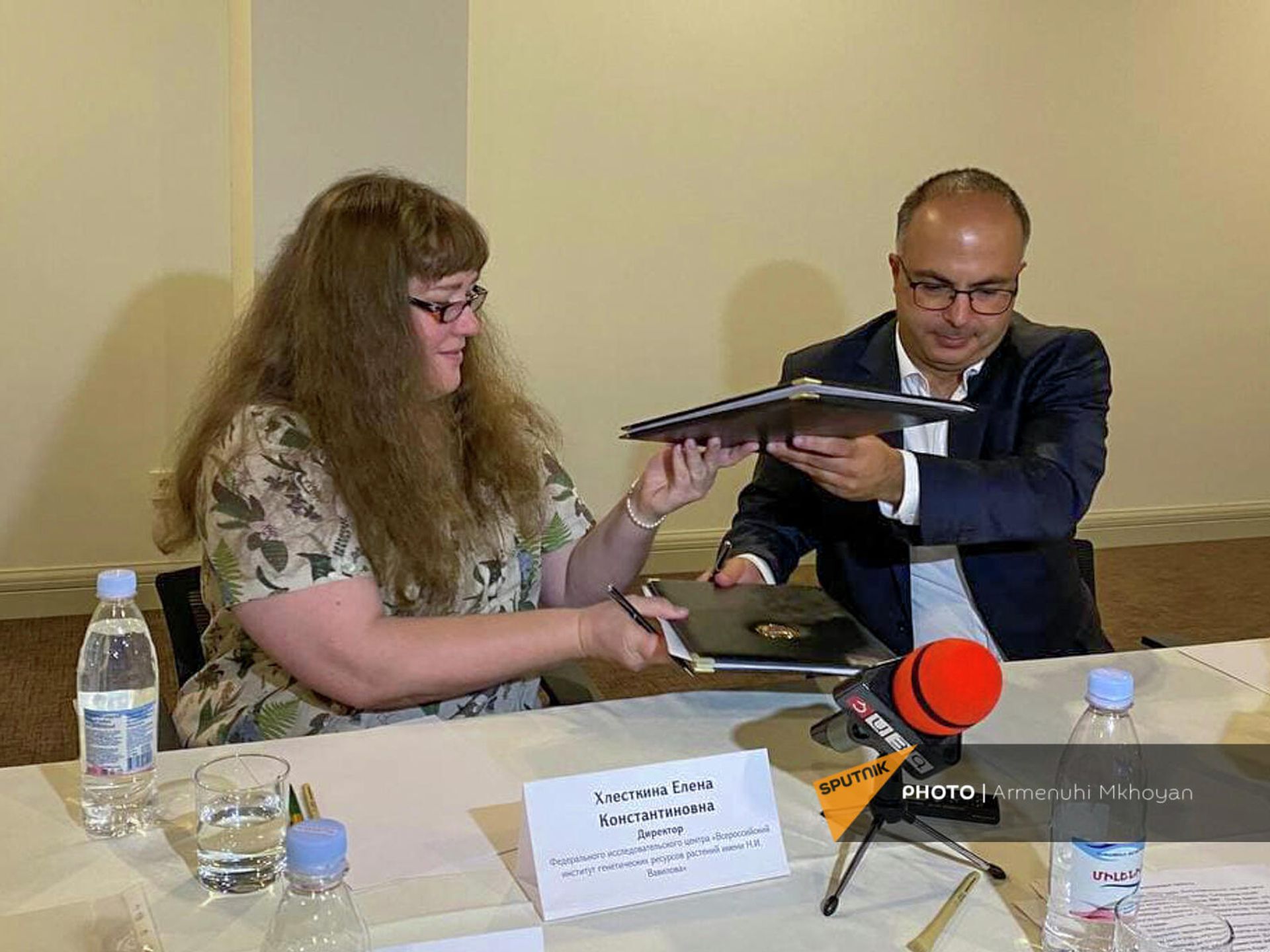 Подписание договора о сотрудничестве между Всероссийским институтом генетических ресурсов растений имени Н.И. Вавилова и Министерством науки и высшего образования Армении (7 октября 2021). Гюмри - Sputnik Армения, 1920, 07.10.2021