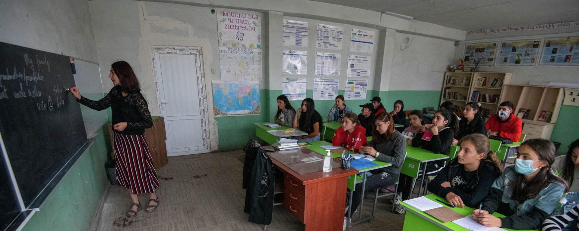 Мелания Ованнисян объясняет новый урок ученикам школы села Драхтик Гегаркуникской области - Sputnik Армения, 1920, 13.09.2023