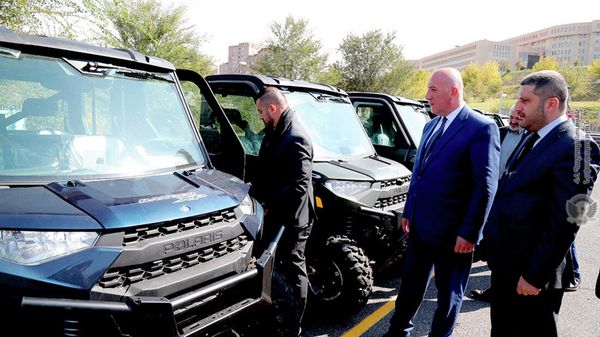 Министр обороны Аршак Карапетян принял армянских благотворителей из диаспоры, которые подарили партию внедорожников МО (8 октября 2021). Еревaн - Sputnik Արմենիա