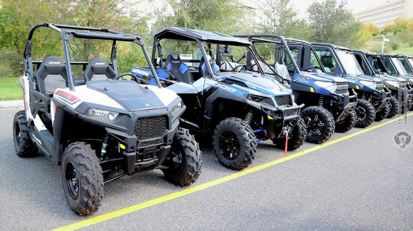 Партия внедорожников в подарок Министерству обороны от армянских благотворителей диаспоры (8 октября 2021). Еревaн - Sputnik Армения