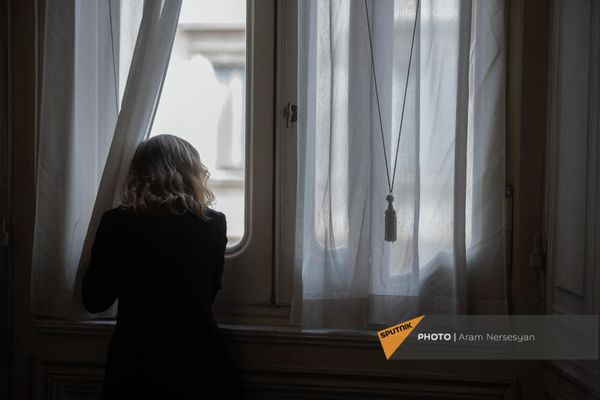 Сотрудница аппарата президента Италии в ожидании прибытия Aрмена Сaркисяна в Квиринальском дворце. - Sputnik Армения