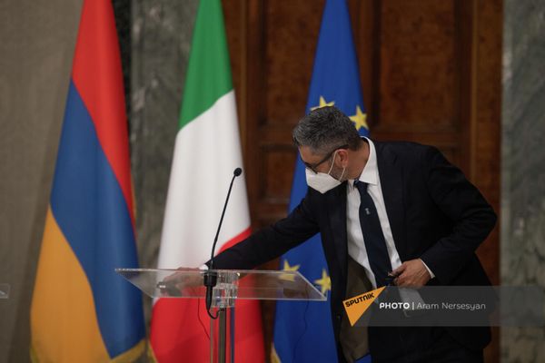 Сотрудник протокольной службы президента Италии проверяет технику перед началом брифинга в Квиринальском дворце - Sputnik Армения