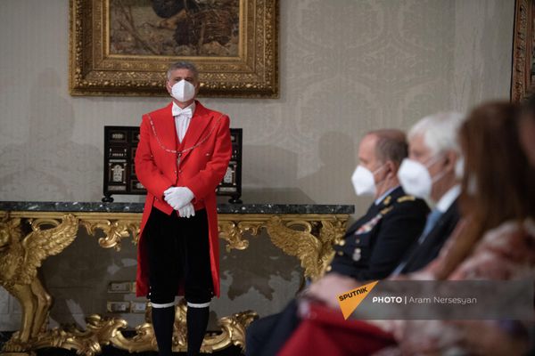 Сотрудник аппарата президента Италии в ожидании брифинга в Квиринальском дворце - Sputnik Армения