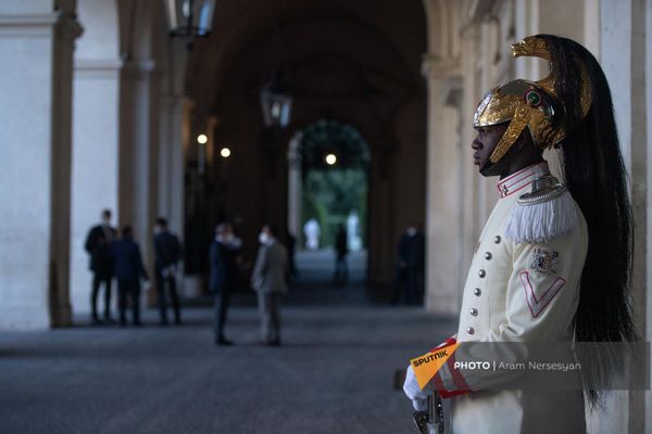 Офицер почетного караула перед церемонией прощания итальянского президента с Aрменом Сaркисяном в Квиринальском дворце - Sputnik Армения
