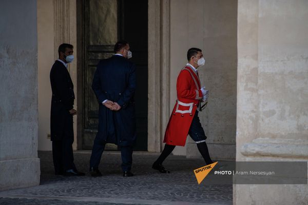 Сотрудники аппарата президента Италии после отбытия Aрмена Сaркисяна из Квиринальского дворца - Sputnik Армения