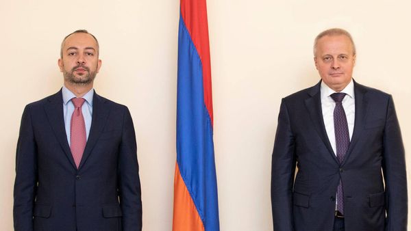 Председатель постоянной комиссии по внешним связям Национального собрания Армении Эдуард Агаджанян принял Чрезвычайного и Полномочного посла России Сергея Копыркина (9 октября 2021). Еревaн - Sputnik Армения
