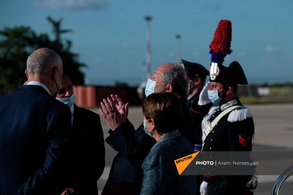 Президент Армен Саркисян с супругой прибыл в римский аэропорт "Чампино". - Sputnik Армения