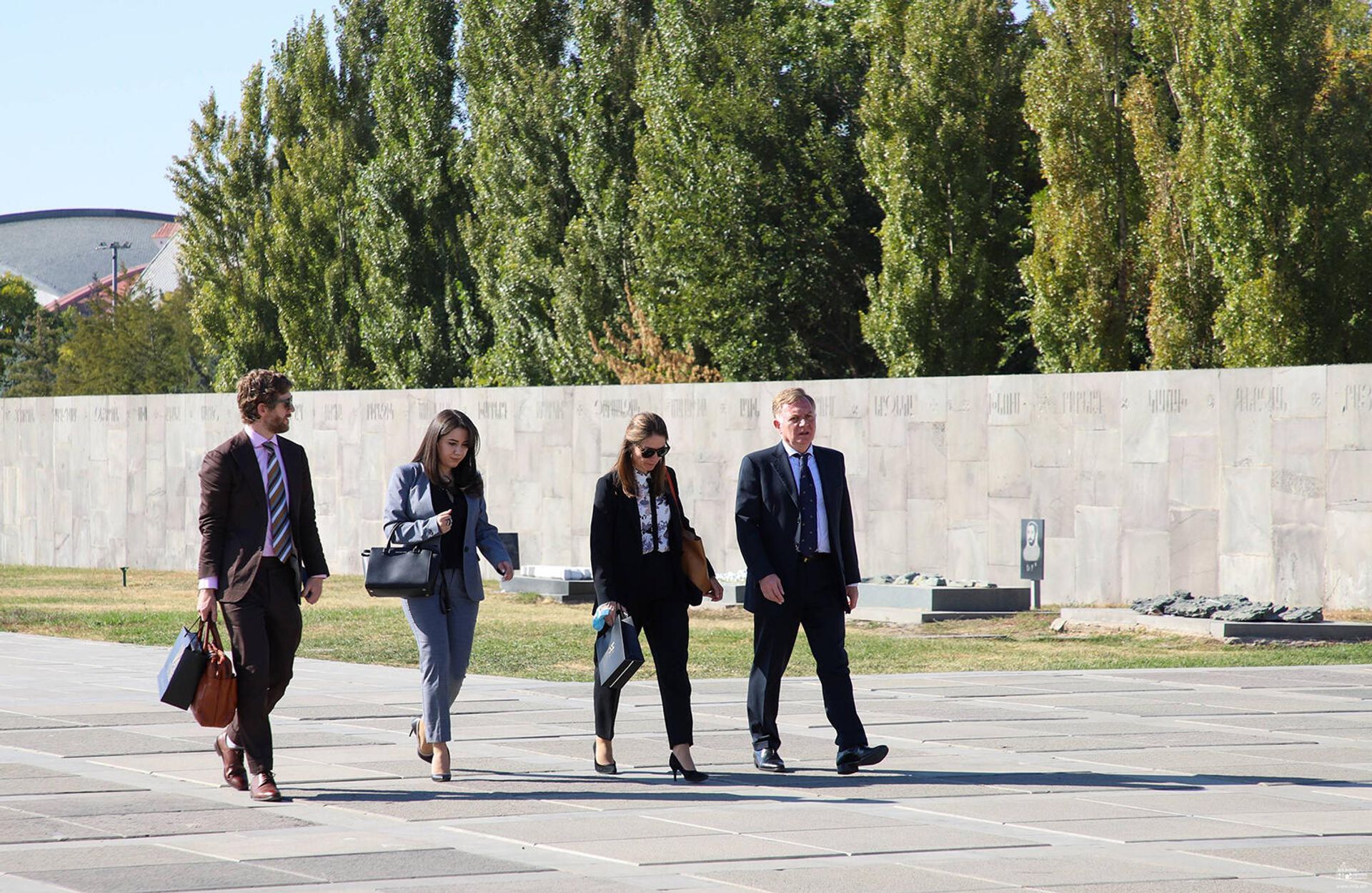 Այցի շրջանակներում դանիական պատվիրակությունը ծաղկեպսակ է դրել Ծիծեռնակաբերդի հուշահամալիրում։ - Sputnik Արմենիա, 1920, 11.10.2021