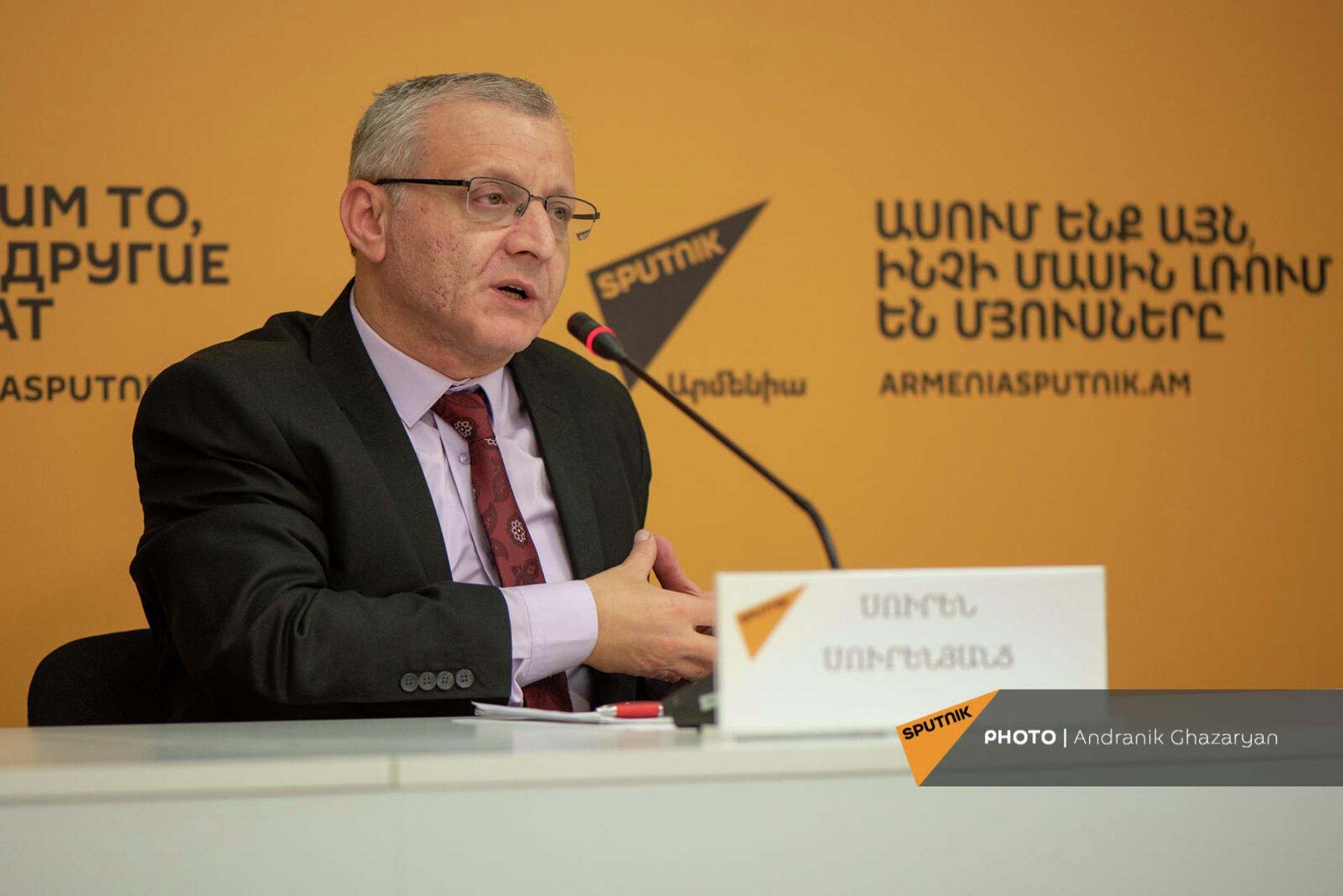 Политолог Сурен Суренянц на пресс-конференции в мультимедийном пресс-центре Sputnik Армения (12 октября 2021). Еревaн - Sputnik Армения, 1920, 04.05.2022