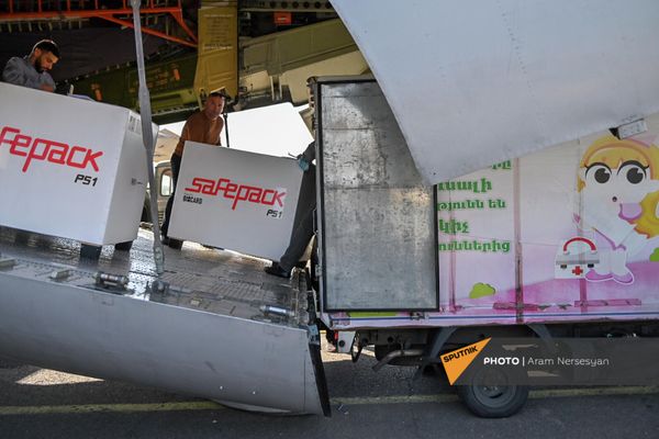 Грузовой самолет с партией вакцины от коронавируса в аэропорту Эребуни - Sputnik Армения