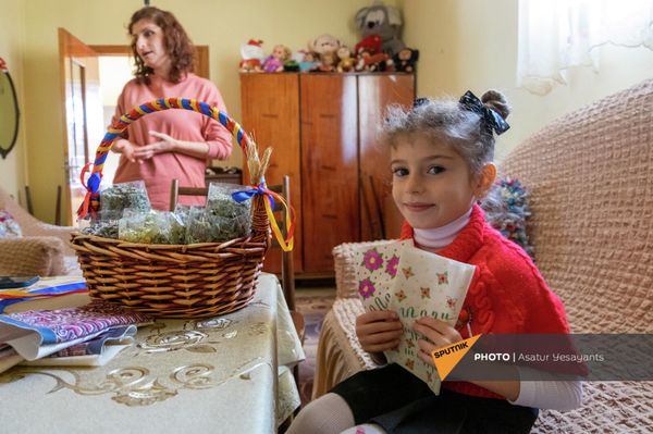 Маленькая Мане показывает упаковки для чая Togh tea собственного дизайна Маленькая Мане показывает упаковки для чая Togh tea собственного дизайна - Sputnik Армения