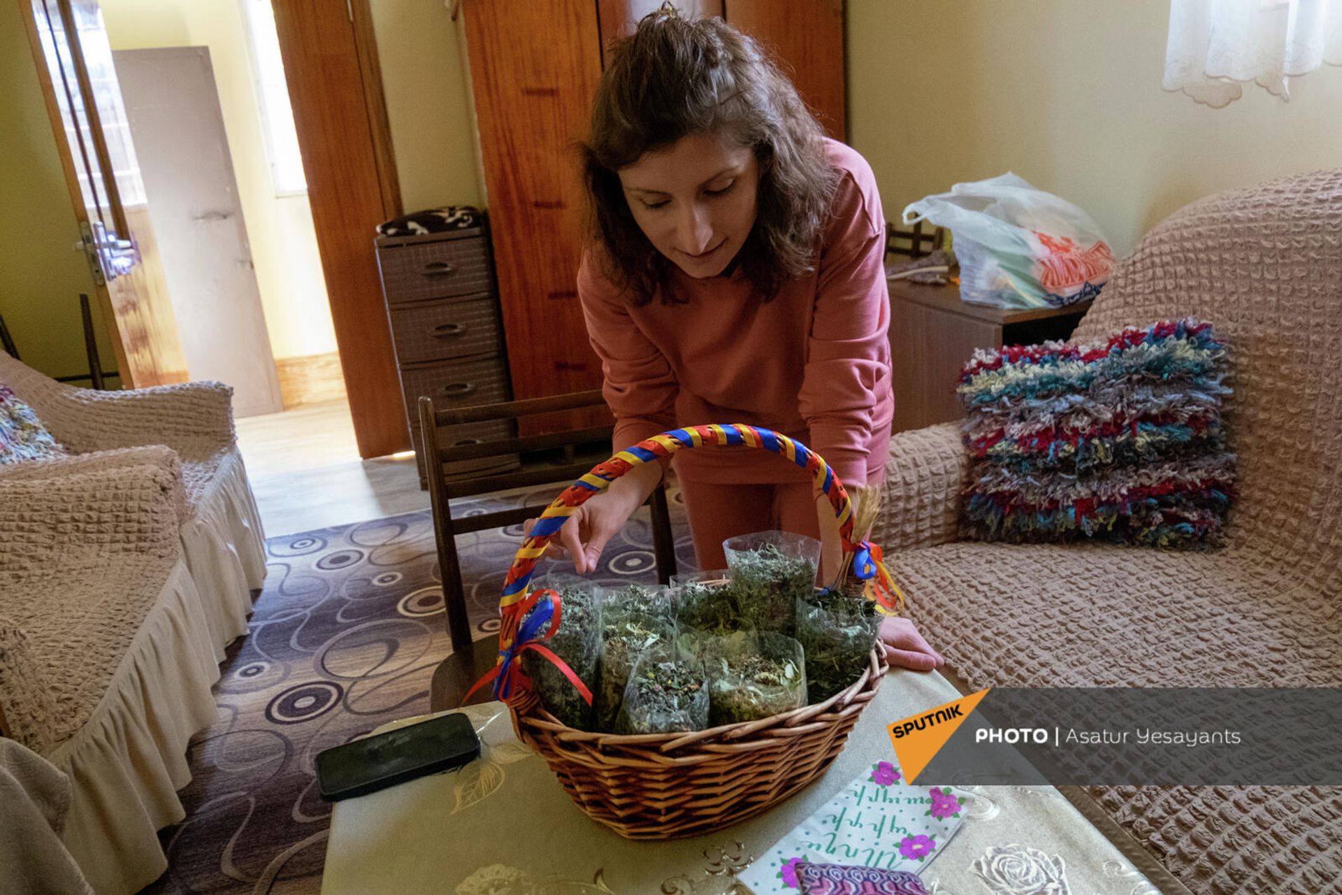 Основательница малого бизнеса по производству чая Togh tea Маргарита Григорян показывает свою продукцию - Sputnik Արմենիա, 1920, 14.10.2021