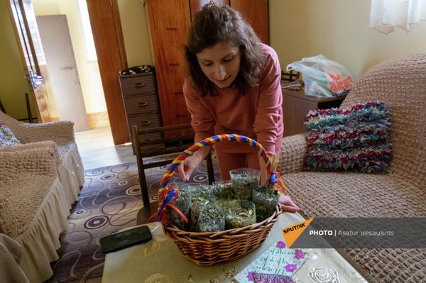 Основательница малого бизнеса по производству чая Togh tea Маргарита Григорян показывает свою продукцию Основательница малого бизнеса по производству чая Togh tea Маргарита Григорян показывает свою продукцию - Sputnik Армения