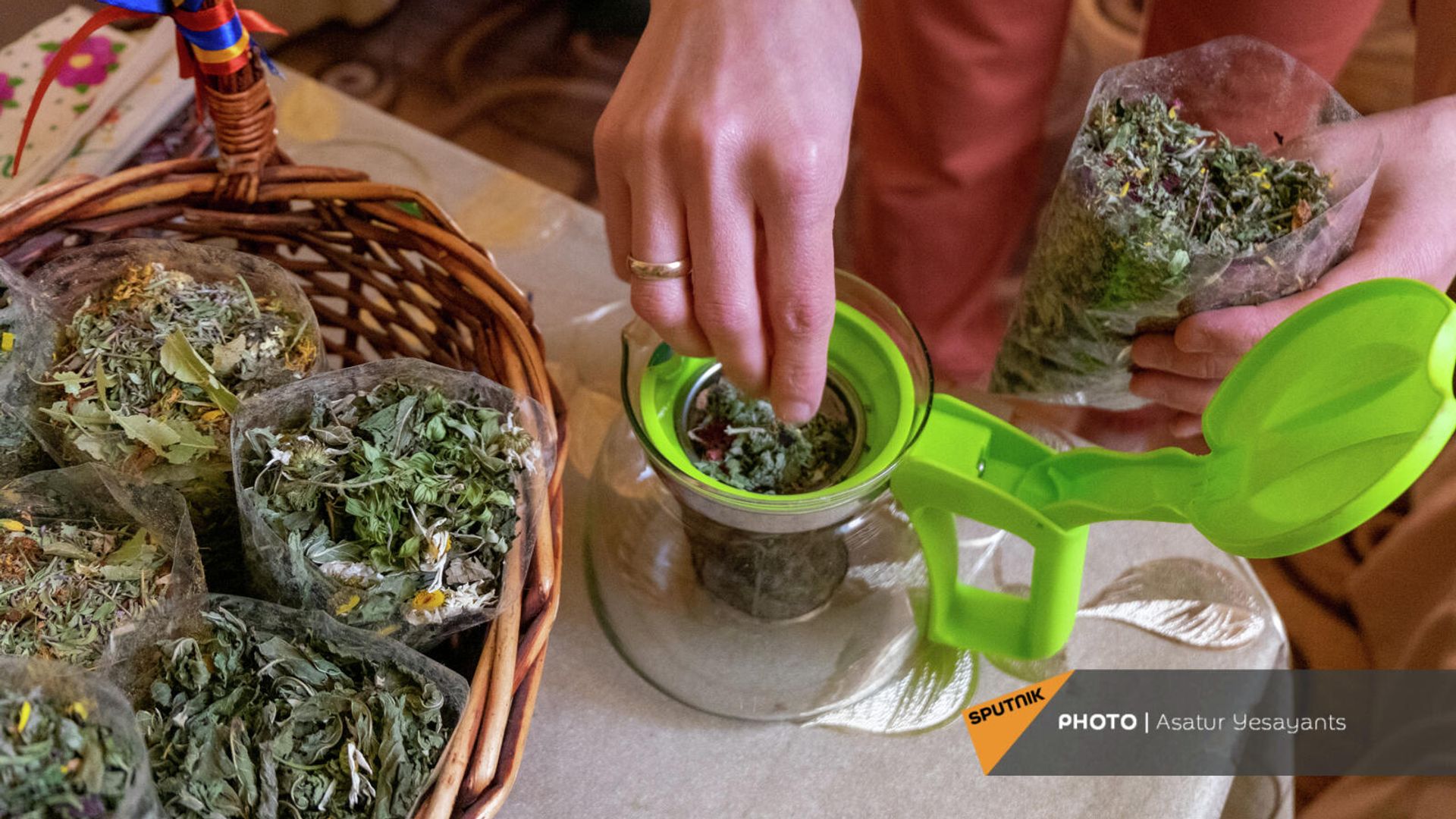 Основательница малого бизнеса по производству чая Togh tea Маргарита Григорян расфасовывает свою продукцию Основательница малого бизнеса по производству чая Togh tea Маргарита Григорян расфасовывает свою продукцию - Sputnik Армения, 1920, 17.10.2021