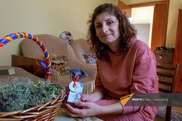 Основательница малого бизнеса по производству чая Togh tea Маргарита Григорян показывает свою продукцию Основательница малого бизнеса по производству чая Togh tea Маргарита Григорян показывает свою продукцию - Sputnik Армения