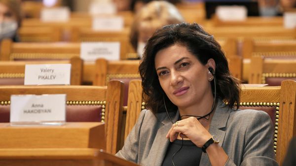 Анна Акопян на пленарном заседании Миссия женщин в развитии дипломатии мира и доверия третьего Евразийского женского форума (15 октября 2021). Санкт-Петербург - Sputnik Армения