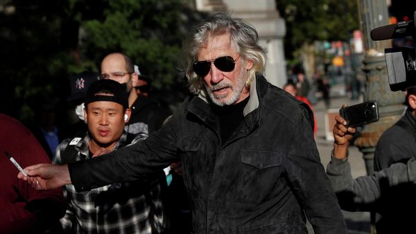 Британский музыкант и один из основателей группы Pink Floyd Роджер Уотерс у здания Федерального суда Манхэттена (1 октября 2021). Нью-Йорк - Sputnik Армения