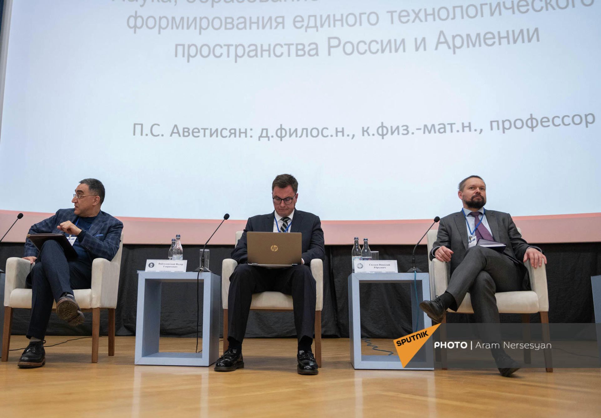 Геополитическая сессия Армения и Россия: императив новой стратегии, посвященная 30-летию государственной независимости Армении (15 октября 2021). Еревaн Геополитическая сессия Армения и Россия: императив новой стратегии, посвященная 30-летию государственной независимости Армении (15 октября 2021). Еревaн - Sputnik Армения, 1920, 15.10.2021