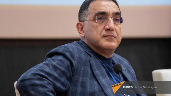 Армен Дарбинян на геополитической сессии Армения и Россия: императив новой стратегии, посвященной 30-летию государственной независимости Армении (15 октября 2021). Еревaн - Sputnik Армения