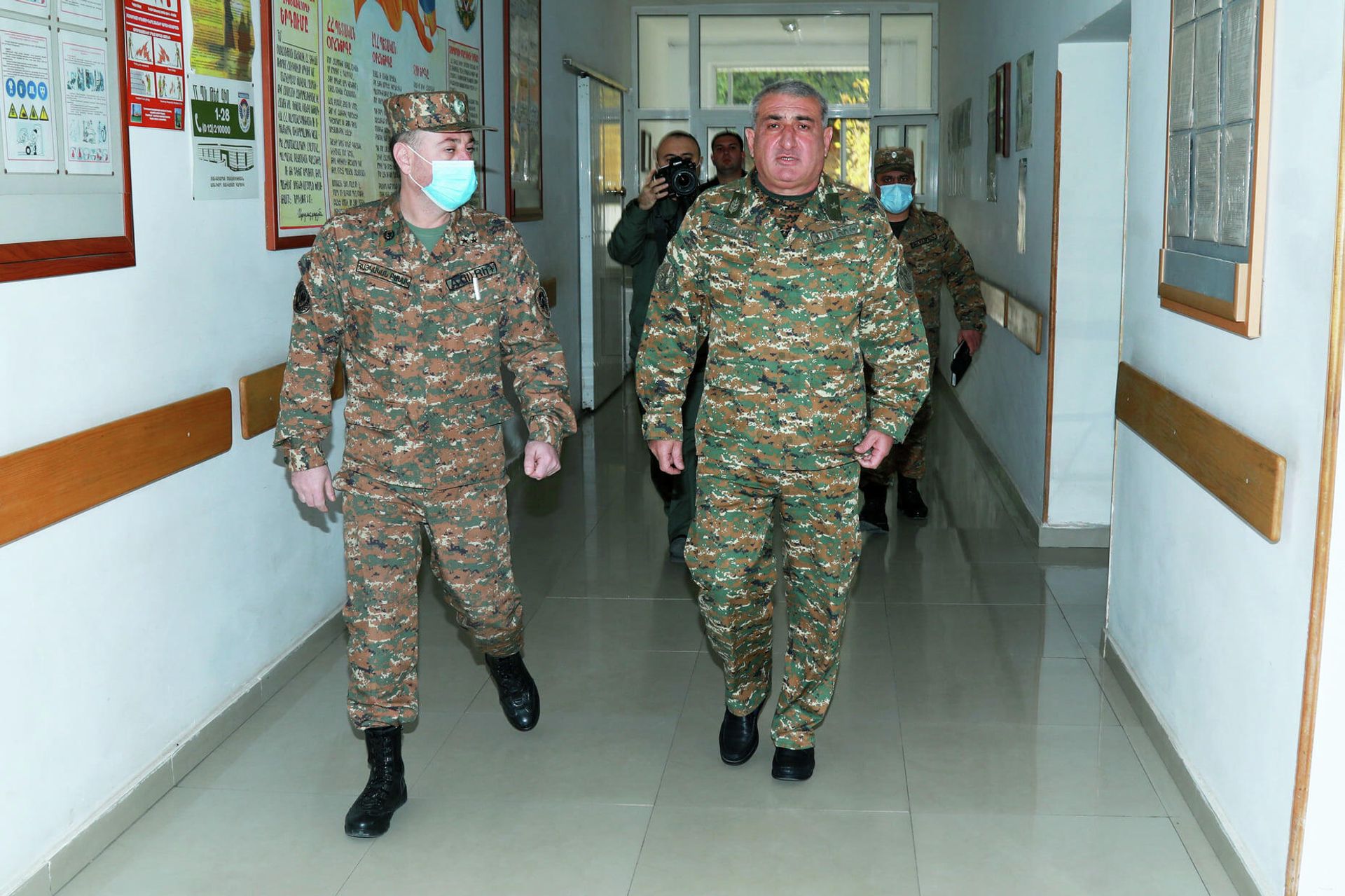 Командующий Армией обороны Карабаха генерал-майор Камо Варданян во время посещения раненых во время пограничного инцидента военнослужащих (16 октября 2021). Степанакерт - Sputnik Армения, 1920, 16.10.2021