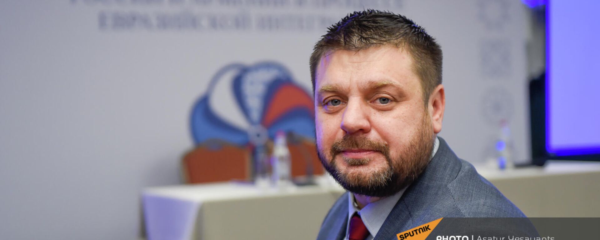 Замглавы государственного бюро по реализации программы Цифровая экономика Российской Федерации Максим Галл на Восьмом российско-армянском межрегиональном форуме (18 октября 2021). Еревaн Замглавы государственного бюро по реализации программы Цифровая экономика Российской Федерации Максим Галл на Восьмом российско-армянском межрегиональном форуме (18 октября 2021). Еревaн - Sputnik Արմենիա, 1920, 20.10.2021