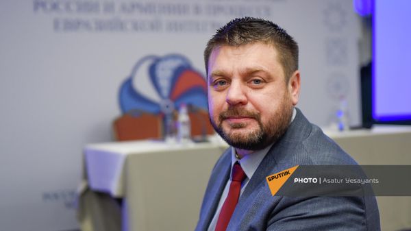Замглавы государственного бюро  по реализации программы Цифровая экономика Российской Федерации  Максим Галл на Восьмом российско-армянском межрегиональном форуме (18 октября 2021). Еревaн - Sputnik Армения