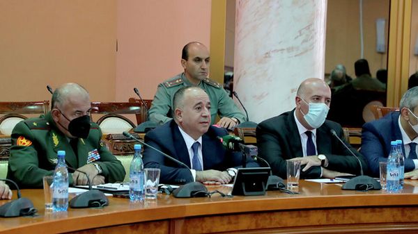 Министр обороны Аршак Карапетян встретился с родственниками военнослужащих-добровольцев, погибших, пропавших без вести или взятых в плен в ходе 44-дневной войны (18 октяюря 2021). Еревaн - Sputnik Армения