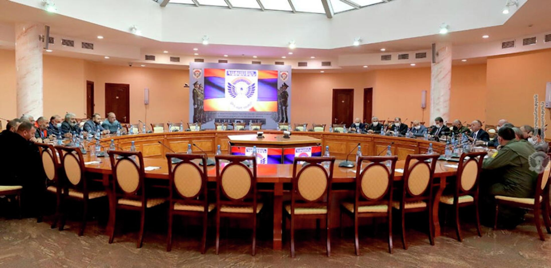 Արշակ Կարապետյանն ընդունել է պատերազմում զոհված ու անհետ կորած զինծառայողների հարազատներին - Sputnik Արմենիա, 1920, 18.10.2021