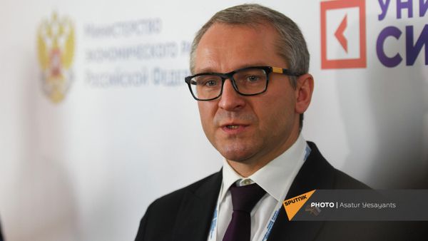 Замминистра экономического развития России Дмитрий Вольвач на 8-м армяно-российском межрегиональном форуме, организованном Минтерриториального управления и развития инфраструктуры Армении и Министерством экономического развития России (19 октября 2021). Еревaн - Sputnik Армения
