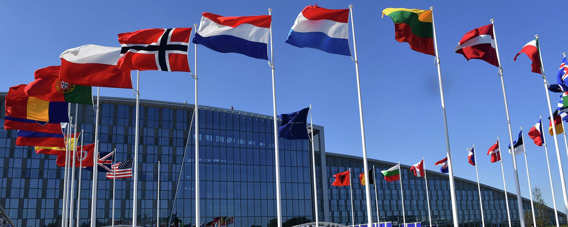 Флаги стран-участниц NATO перед зданием организации в Брюсселе - Sputnik Армения, 1920, 12.01.2022
