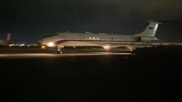  Самолет с пятью армянскими пленными приземлился в ереванском аэропорту Эребуни - Sputnik Армения