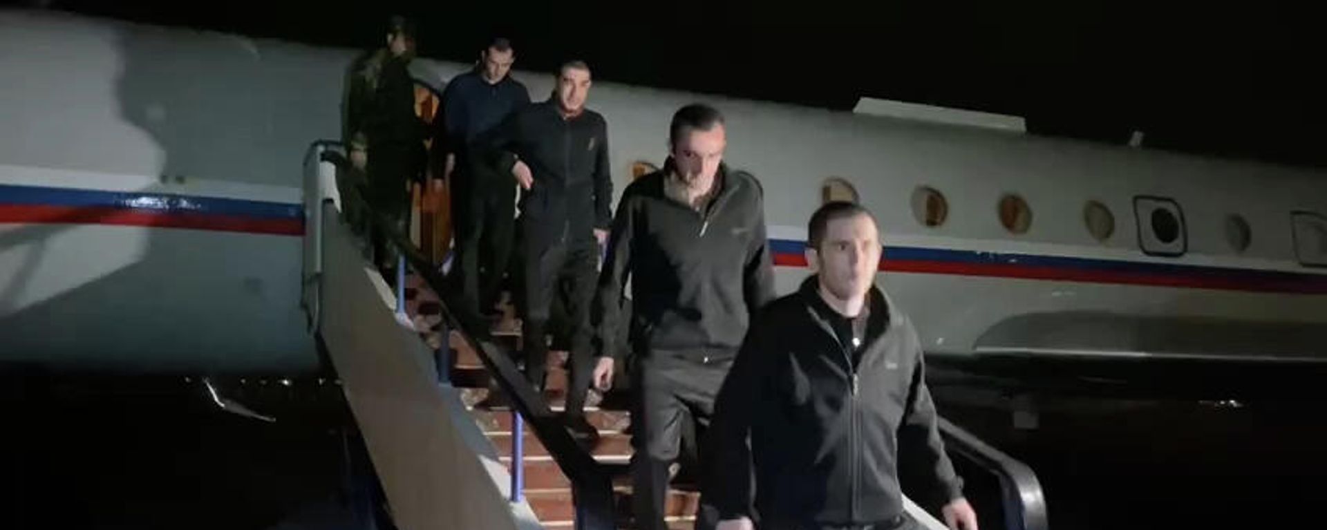 В Ереване прилетевших из Баку пленных уже встретили - после сверки имен мужчин отвезли в медцентр - Sputnik Армения, 1920, 19.10.2021