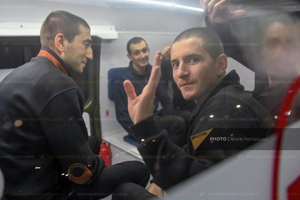 Вернувшихся сопровождали бывший и действующий командующие российским миротворческим контингентом - Рустам Мурадов и Геннадий Анашкин.. - Sputnik Армения