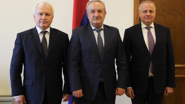 Министр ОНКС Армении Ваграм Думанян принял начальника управления межрегиональных и культурных связей президента России с зарубежными странами Игоря Маслова и посла России Сергея Копыркина (19 октября 2021). Еревaн - Sputnik Армения
