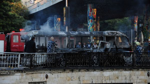 Обгоревший сирийский армейский автобус, который был атакован взрывными устройствами в Дамаске - Sputnik Армения