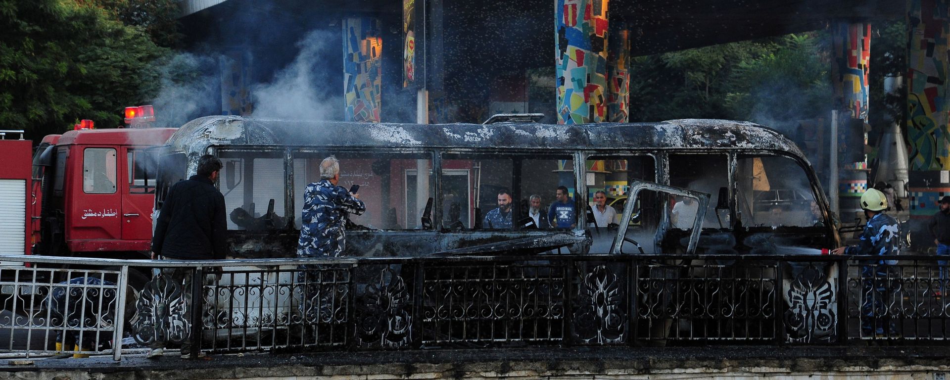 Обгоревший сирийский армейский автобус, который был атакован взрывными устройствами в Дамаске - Sputnik Армения, 1920, 20.10.2021