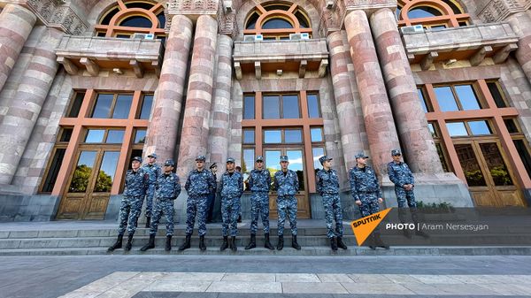 Полицейский кордон перед Домом правительства во время акции протеста родственников пропавших и плененных военнослужащих (20 октября 2021). Еревaн - Sputnik Армения