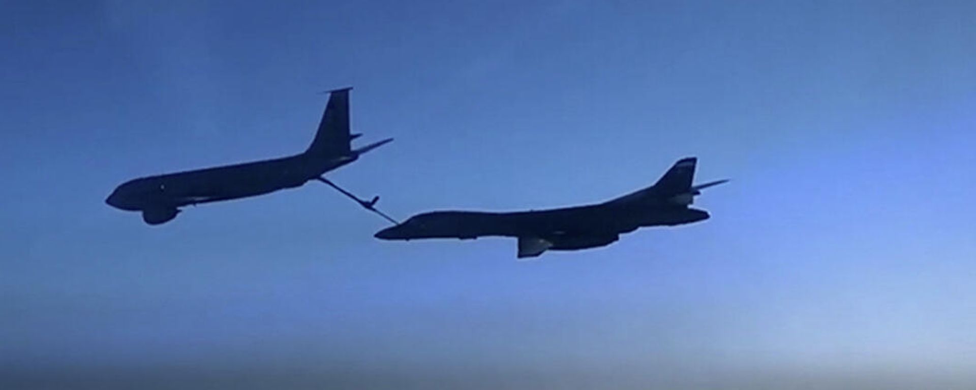Су-30 сопроводили американские бомбардировщики B-1B над Черным морем - Sputnik Армения, 1920, 20.10.2021