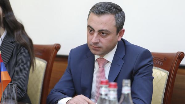 Заместитель Председателя НС Ишхан Сагателян принял Чрезвычайного и Полномочного Посла Российской Федерации в РА Сергея Копыркина (20 октября 2021). Еревaн - Sputnik Армения