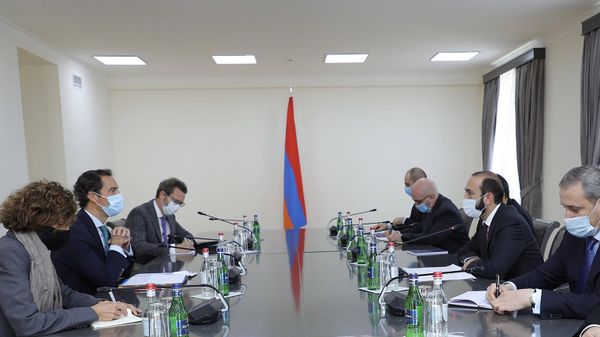 Министр иностранных дел Арарат Мирзоян принял специального представителя генсека НАТО на Кавказе и в Центральной Азии Хавьера Коломина Пириса (21 октября 2021). Еревaн - Sputnik Армения